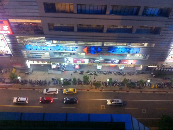 美麗華旁邊只有家樂福和汽車旅館 美麗華旁邊只有家樂福和汽車旅館