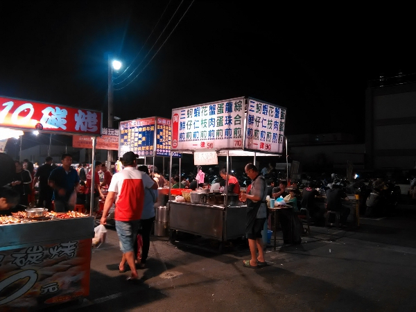 三四家攤販在炒蚵仔煎，可見國民美食無誤