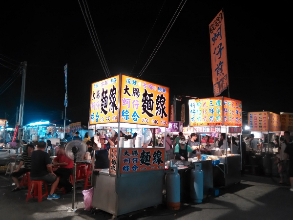 看著它攤販上四個大字「大腸麵線」，單純專一，是我喜歡的風格。