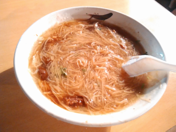 一湯匙一湯匙舀，黏呼呼地在嘴巴散開