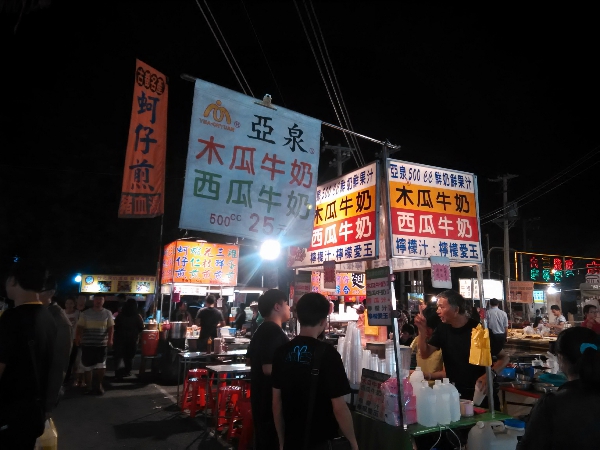 這家木瓜牛奶最特別的地方，寫在它的看版上，500cc，竟然只要25元！