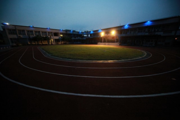 夜晚的小學操場