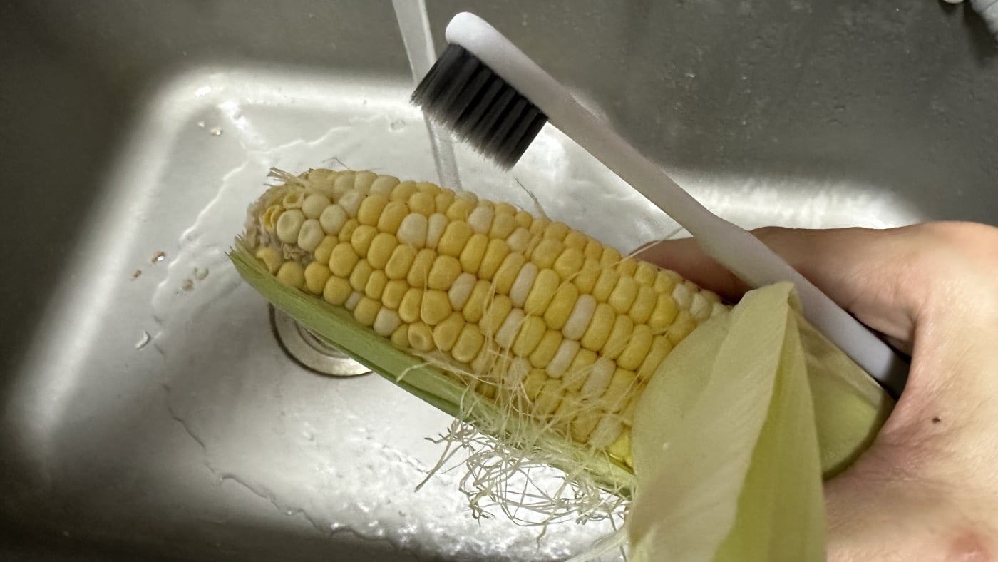 如何把菜洗乾淨：軟毛刷洗玉米