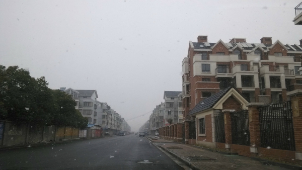 高速公路上雪花紛飛,宛若仙境! 高速公路上雪花紛飛,宛若仙境!