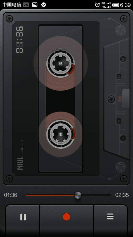 旁邊放著一個舊式卡帶型錄音機 旁邊放著一個舊式卡帶型錄音機