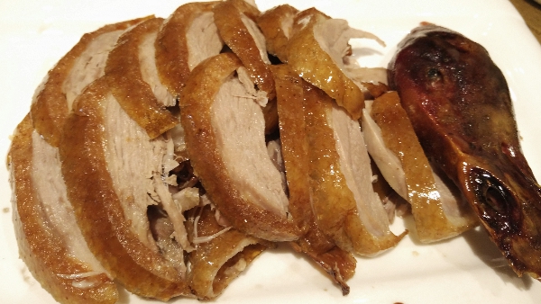 以庖丁解牛般的嫺熟處理一頭「全烤鴨」 以庖丁解牛般的嫺熟處理一頭「全烤鴨」