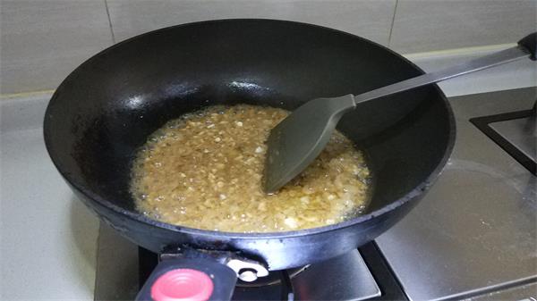 起油炒鍋,作成蒜香 起油炒鍋,作成蒜香