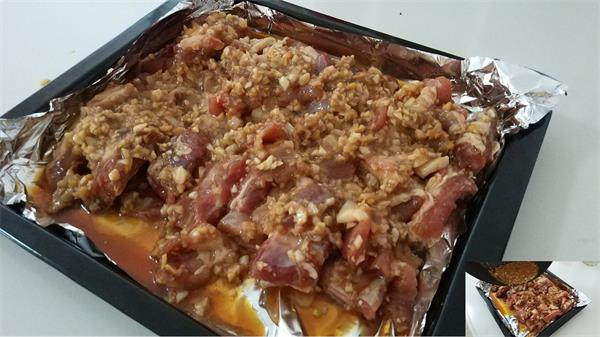 將炒好的蒜香淋到排骨上 將炒好的蒜香淋到排骨上