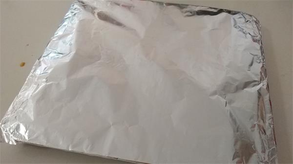 再用錫紙將有排骨的托盤完全包覆 再用錫紙將有排骨的托盤完全包覆