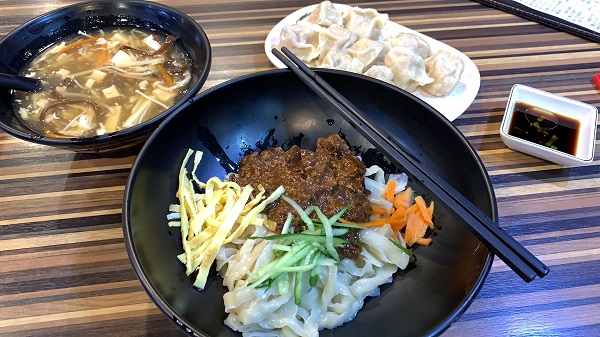 老北京酢醬麵、酸辣湯、手工高麗菜水餃