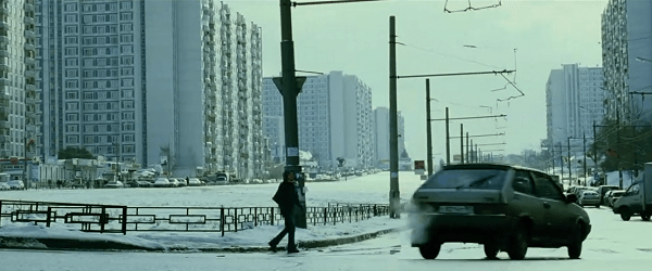 長鏡頭緩慢帶出莫斯科大雪市區要回家的尼斯基女兒