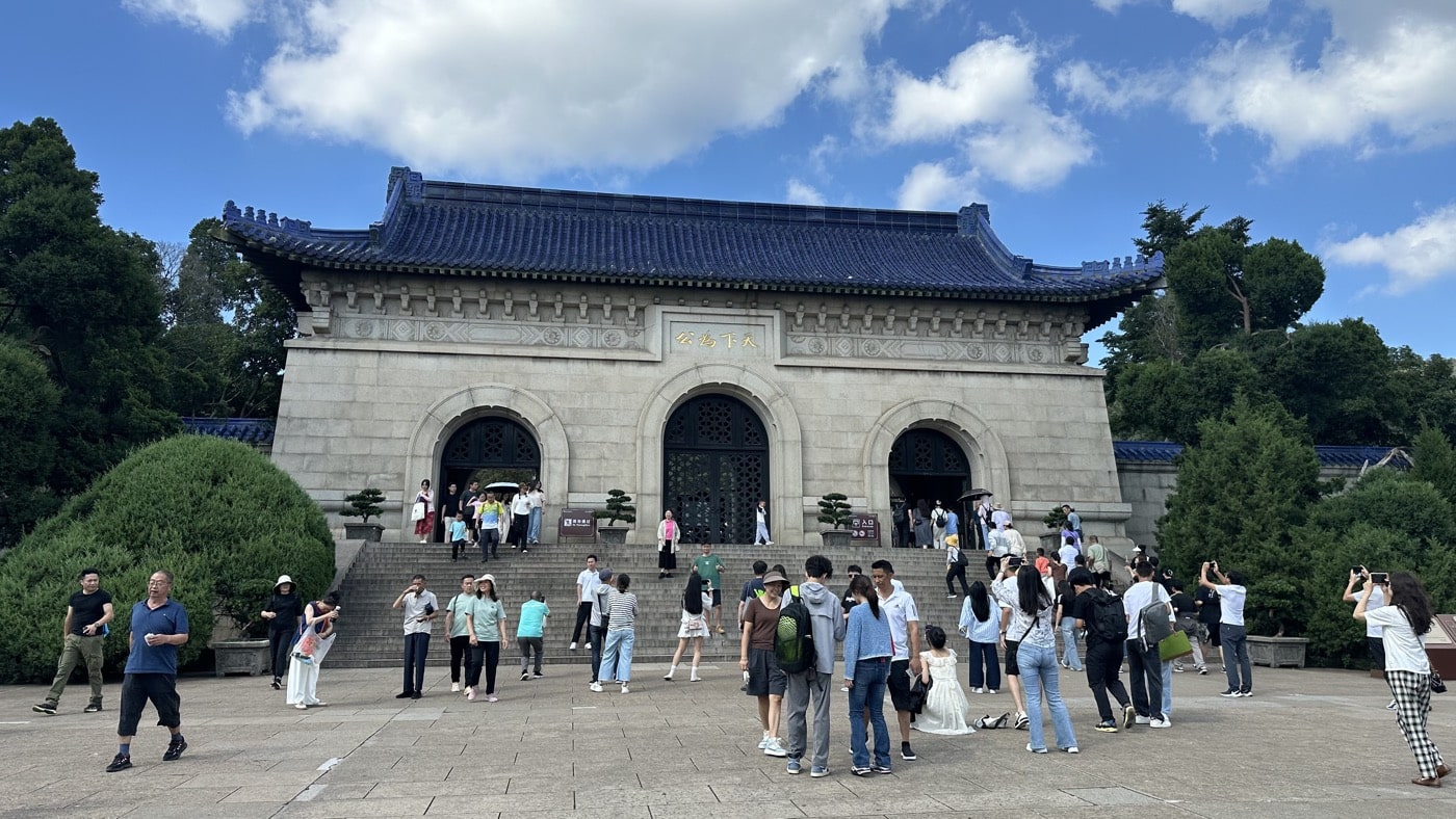 四、經過陵寢正門