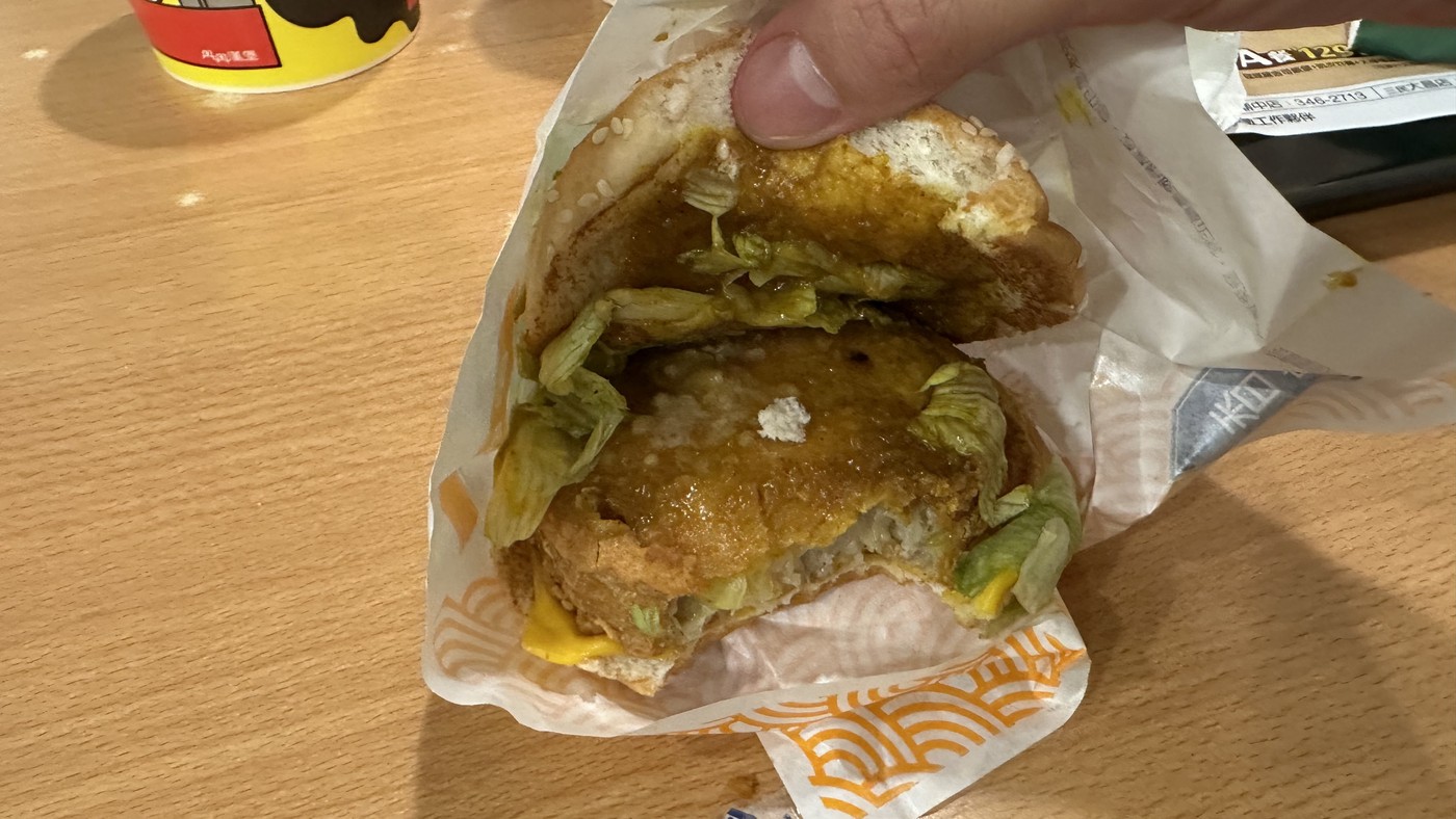 丹丹漢堡脆皮雞塊剝開，可見雞肉纖維