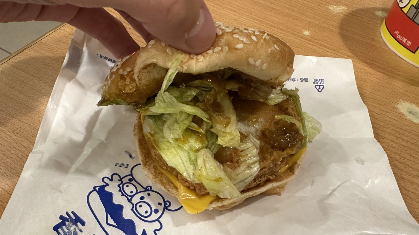 丹丹漢堡咖哩雞吉司飯堡咬開斷面