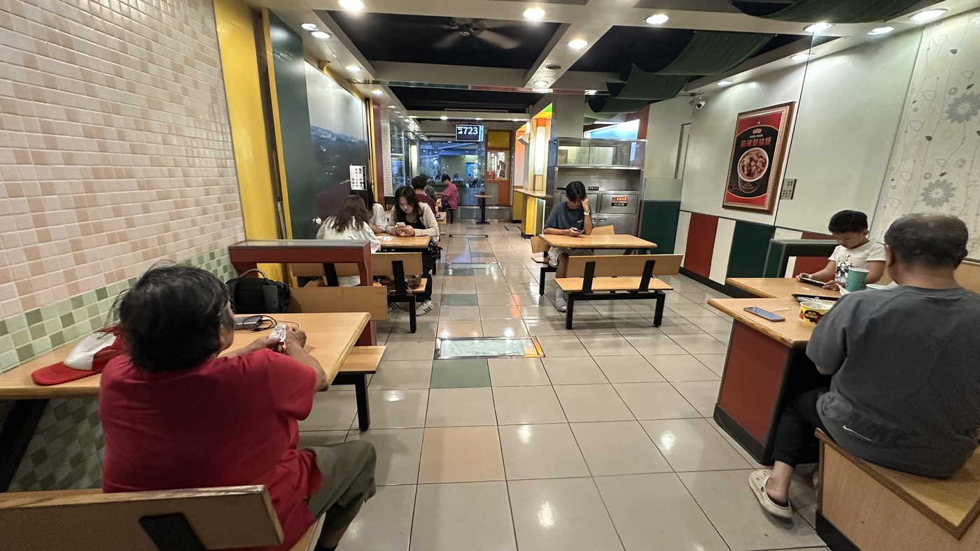 丹丹漢堡右昌店內用區叫號螢幕