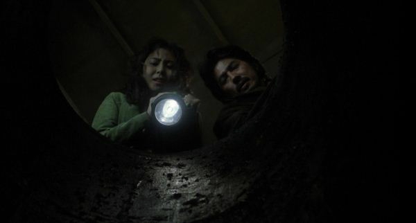 真田廣子跟松島菜菜子，在電影裡面尋找一切可能的線索，最後找到這口井