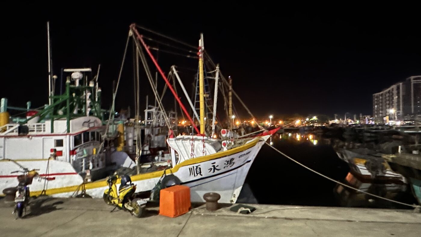 六、蚵仔寮美食：在海邊吹海風的現炸生鮮魚貨2
