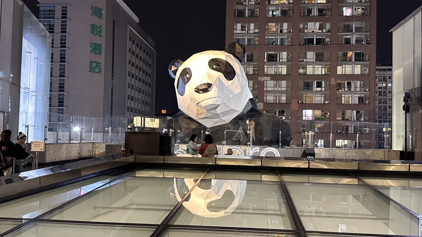 三、春熙路熊貓：趴在IFS百貨公司上的超級地標2
