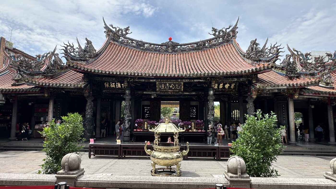 二、龍山寺拜什麼：佛道儒三教神明分工1