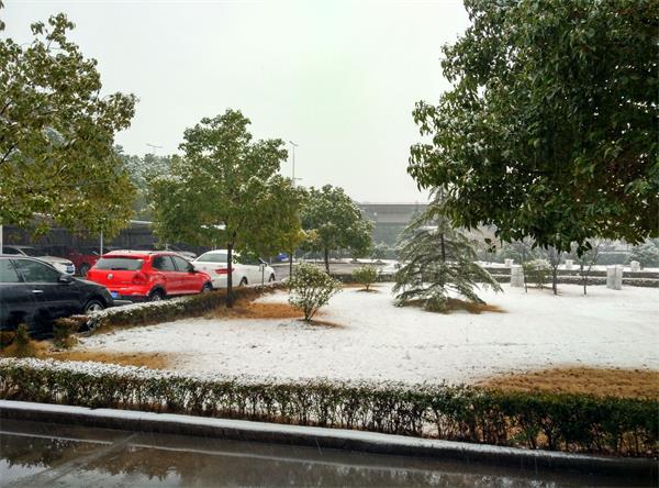 下雪的停車場