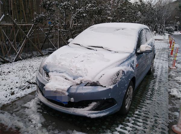 雪中的藍色奇瑞