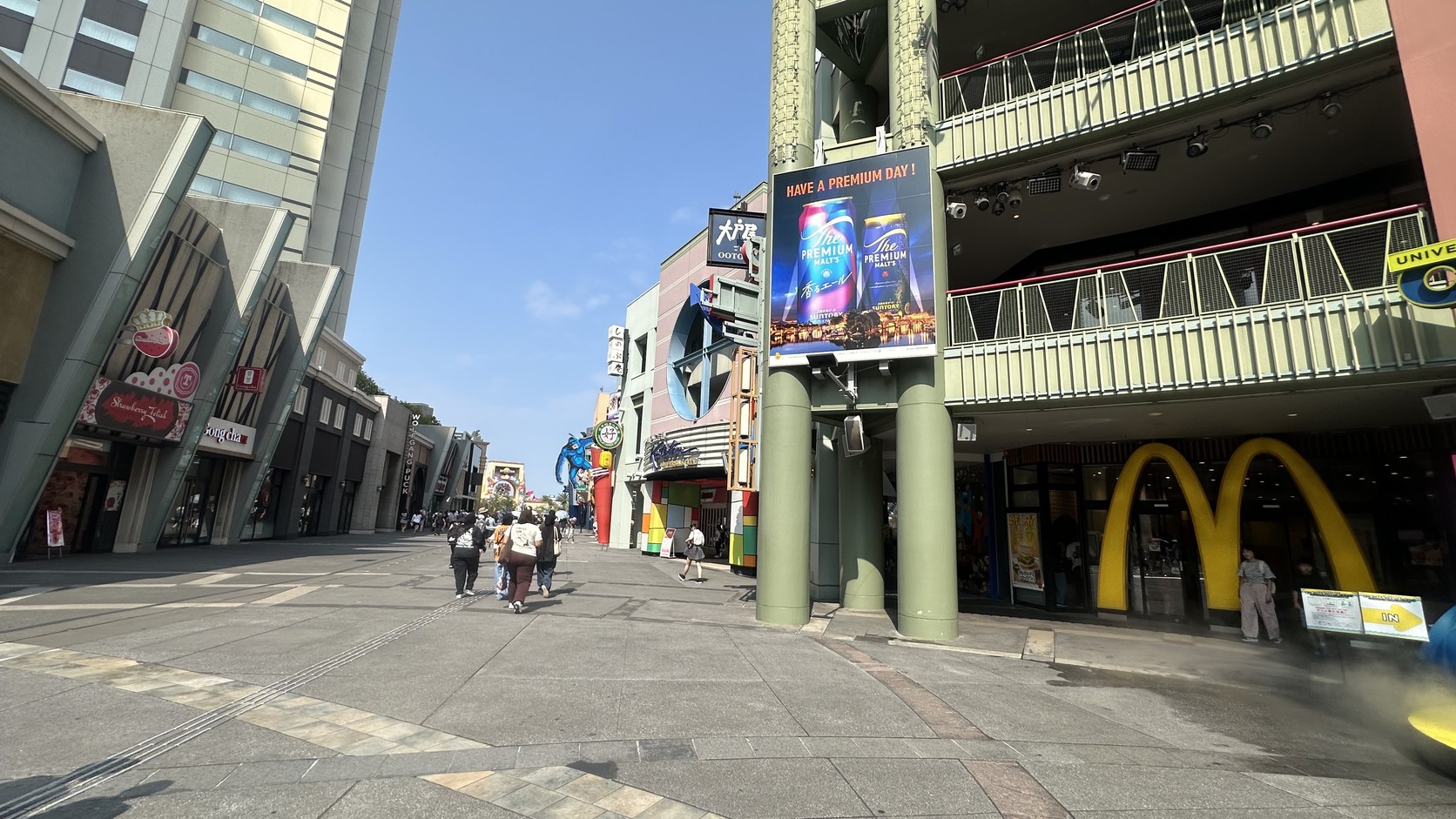 Universal CityWalk 的街道，右側可見麥當勞招牌