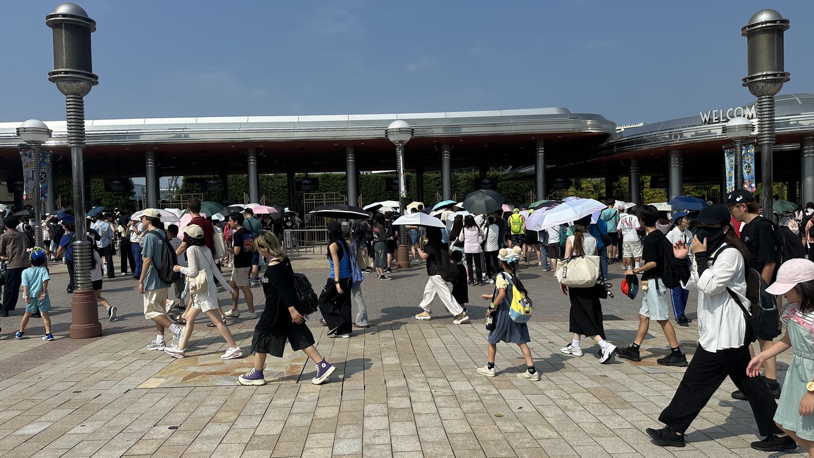 入口閘門前撐著陽傘的人潮