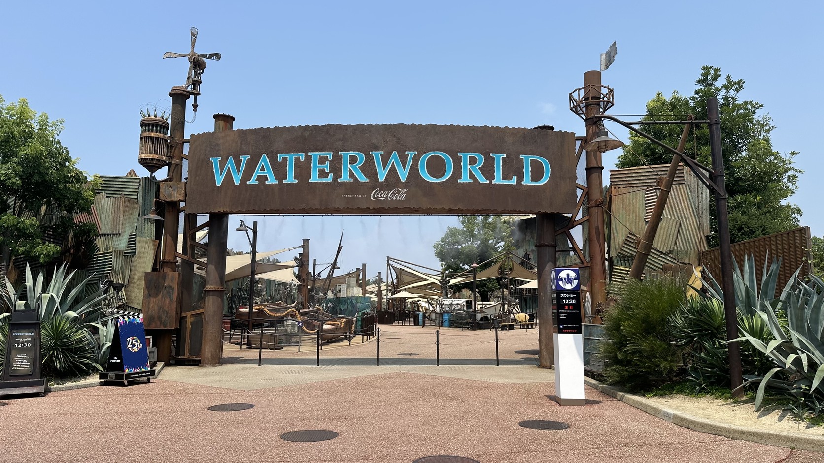 WaterWorld 入口的木造招牌與前方的空曠廣場