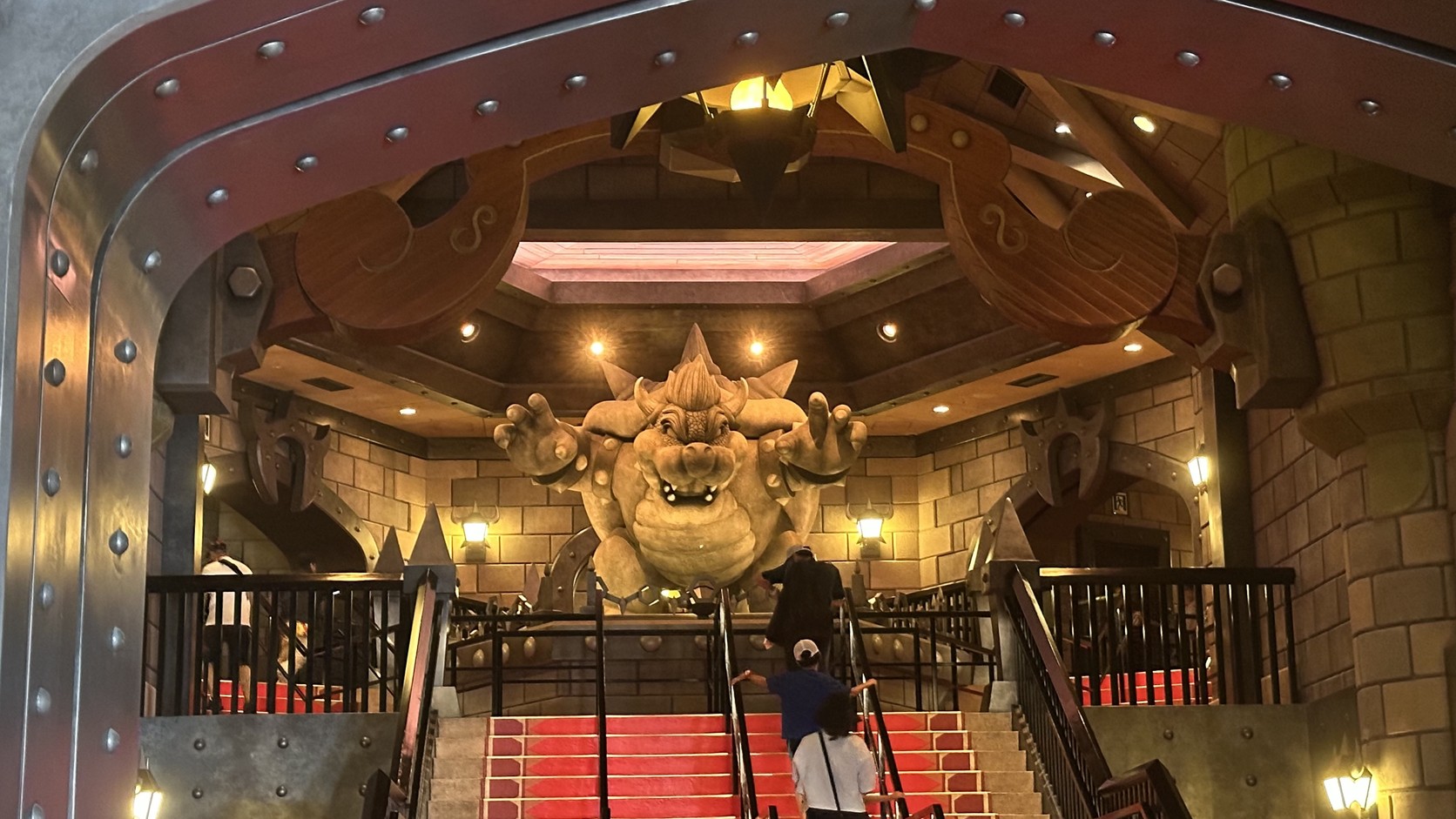 排隊動線室內的酷霸王巨大造景
