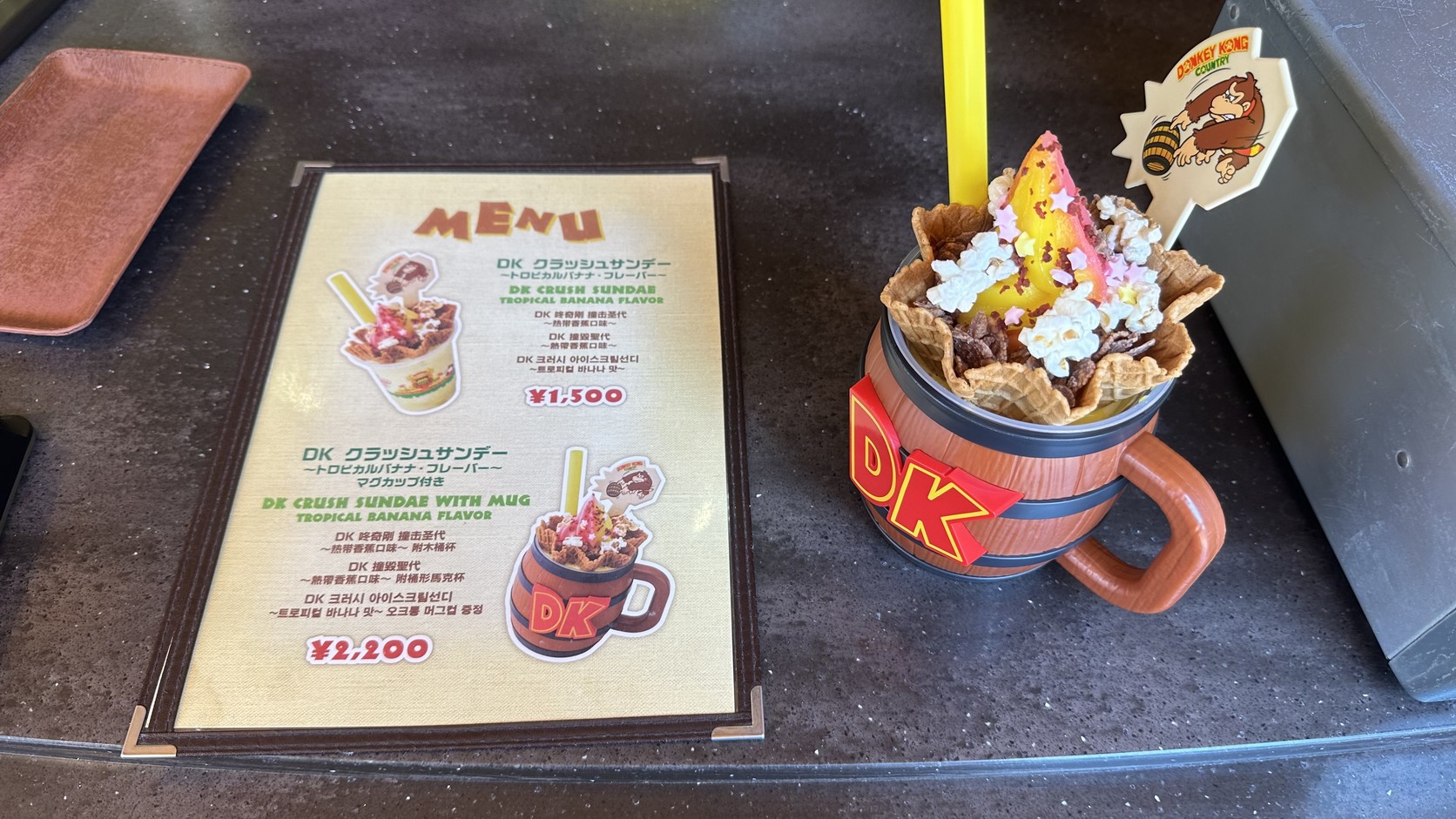 DK Crush Sundae 冰品與旁邊的菜單