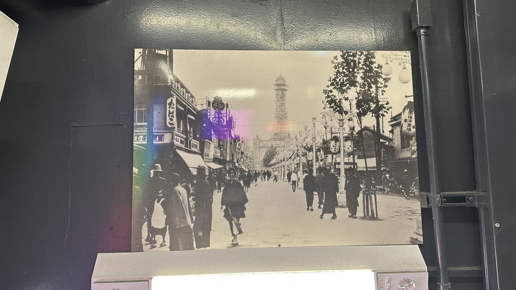通天閣內展示的舊照片，街道遠處可見初代通天閣