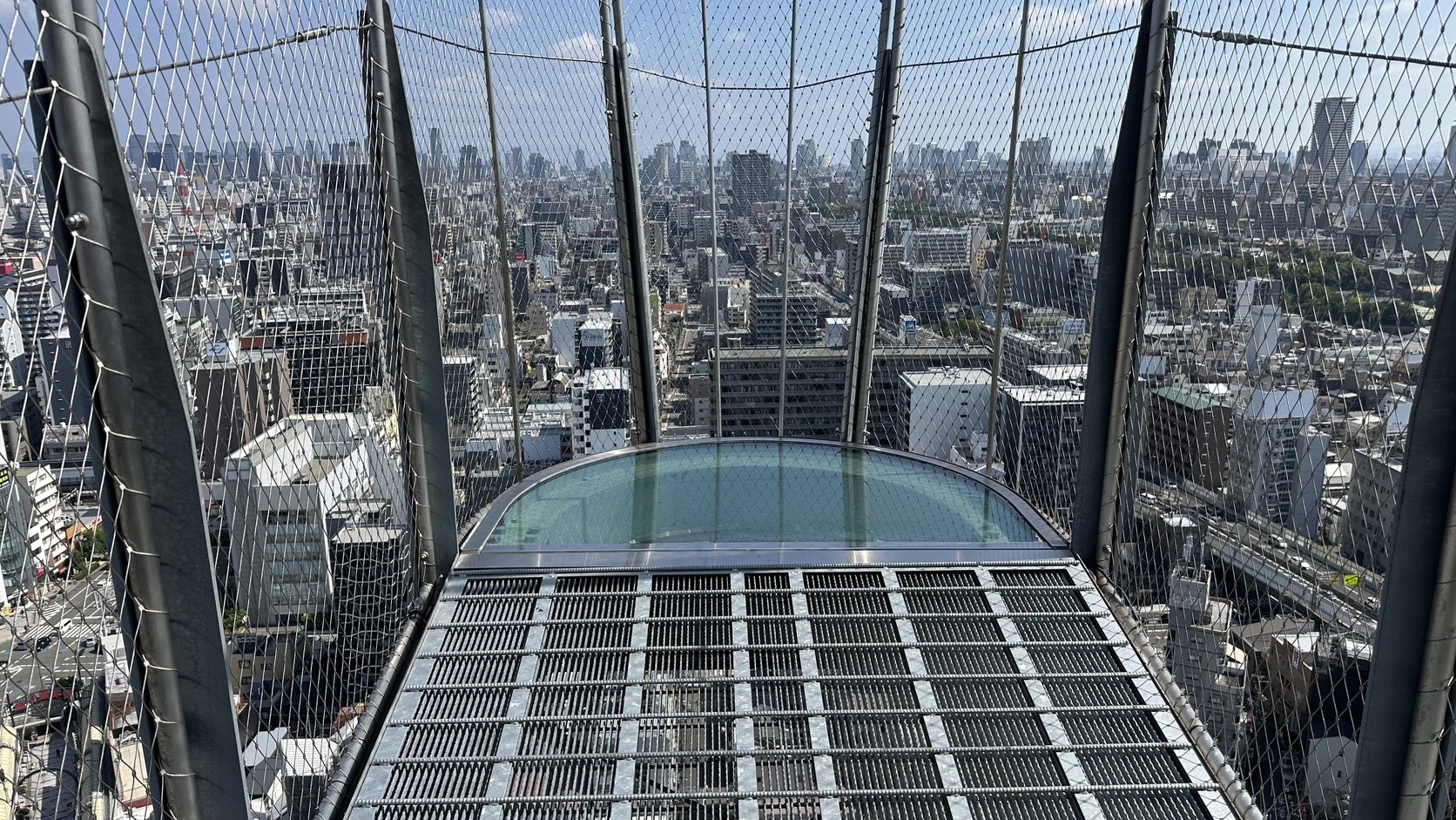 通天閣特別屋外展望台的鐵絲網步道與突出的透明平台