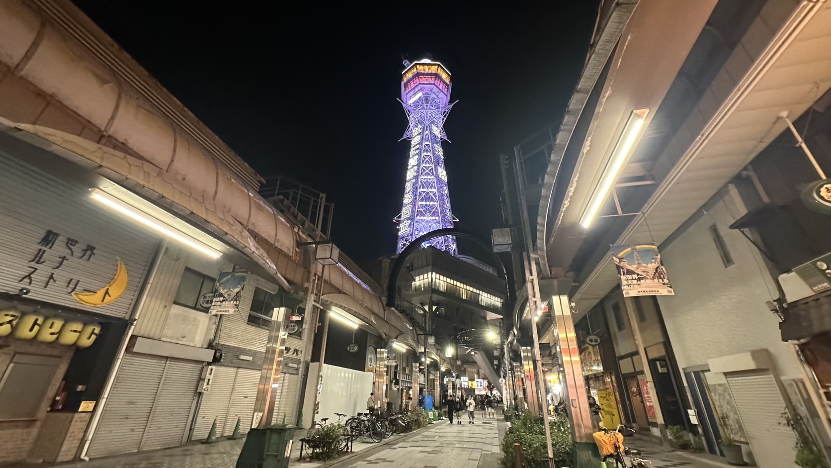 夜間拱廊街盡頭的通天閣