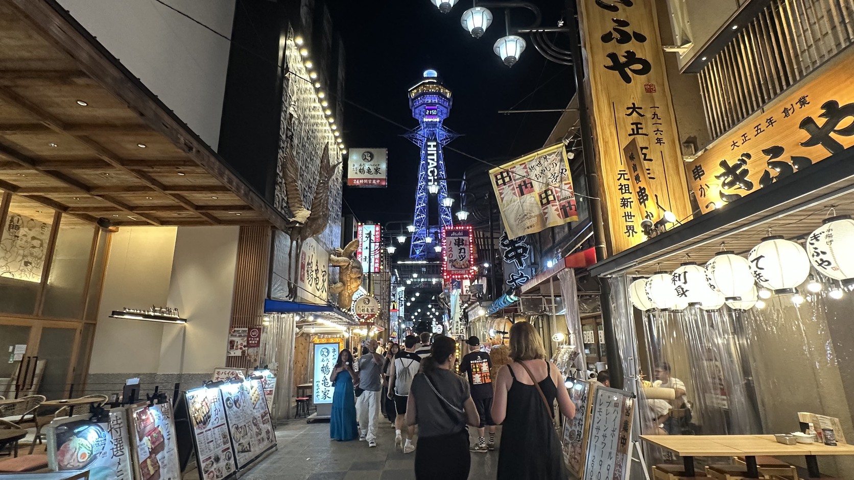 夜間新世界商店街的人潮與通天閣
