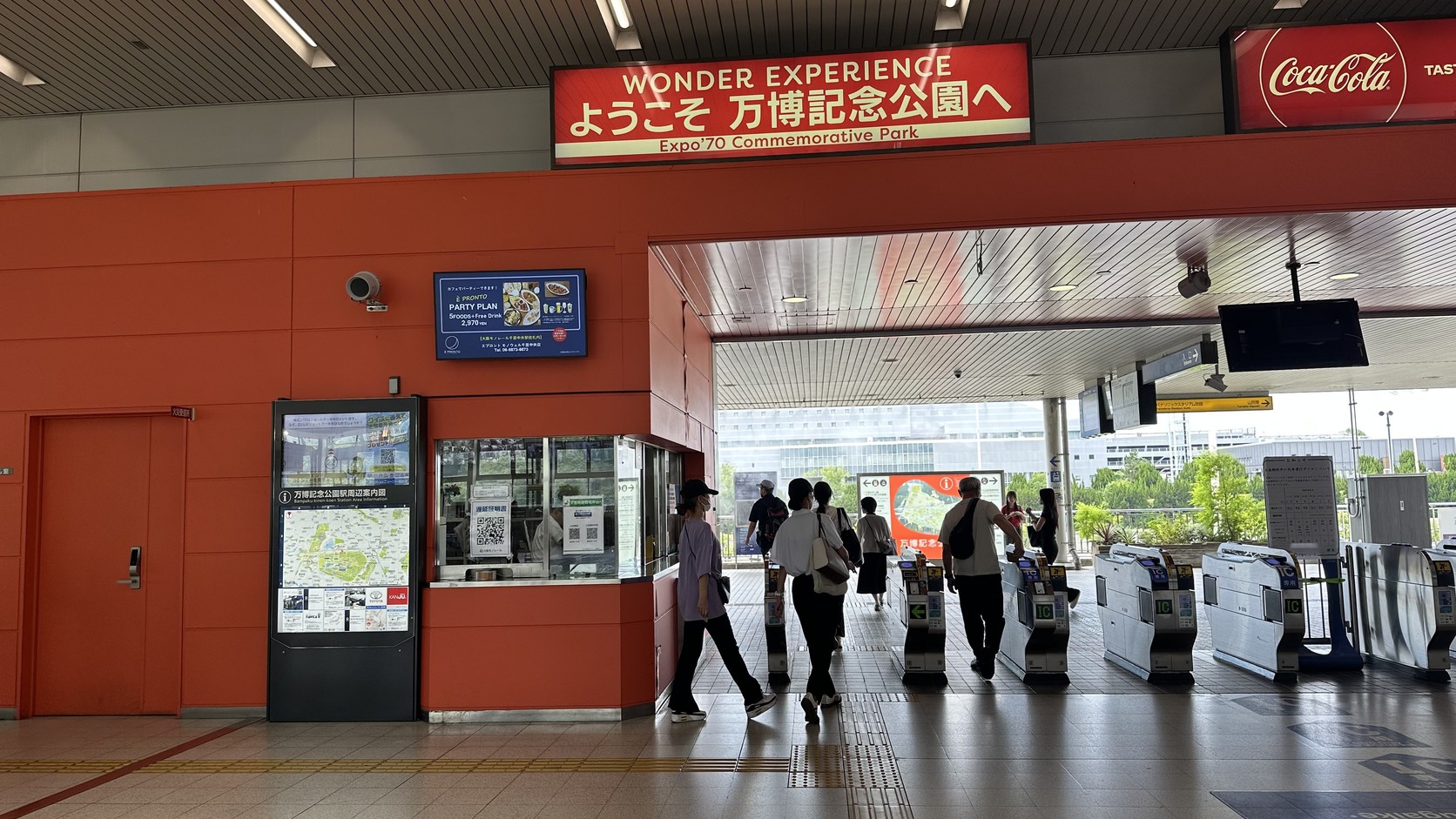 萬博紀念公園站驗票口上方的「ようこそ 万博記念公園へ」歡迎看板