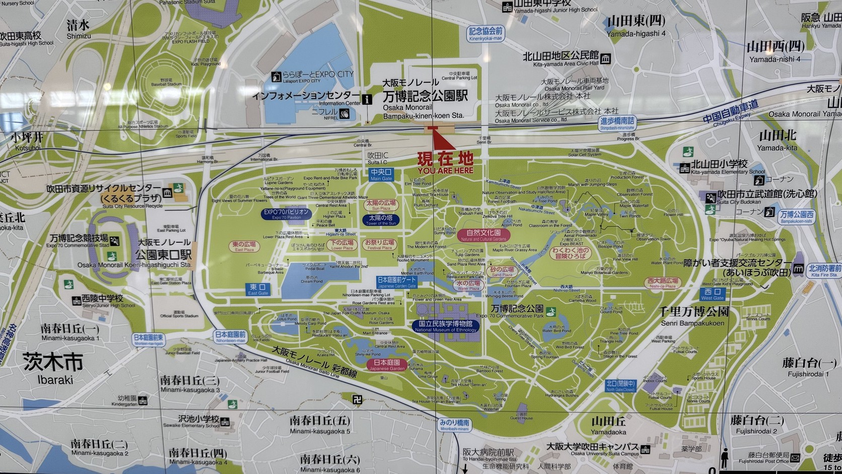 單軌電車站內的園區大地圖，標示中央口、太陽之塔、自然文化園與日本庭園的位置