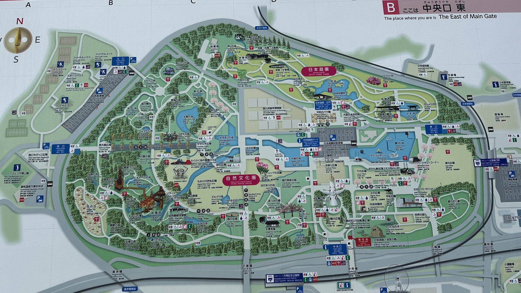 中央口東側的園區地圖看板，標示日本庭園、自然文化園、國立民族學博物館與太陽之塔的位置