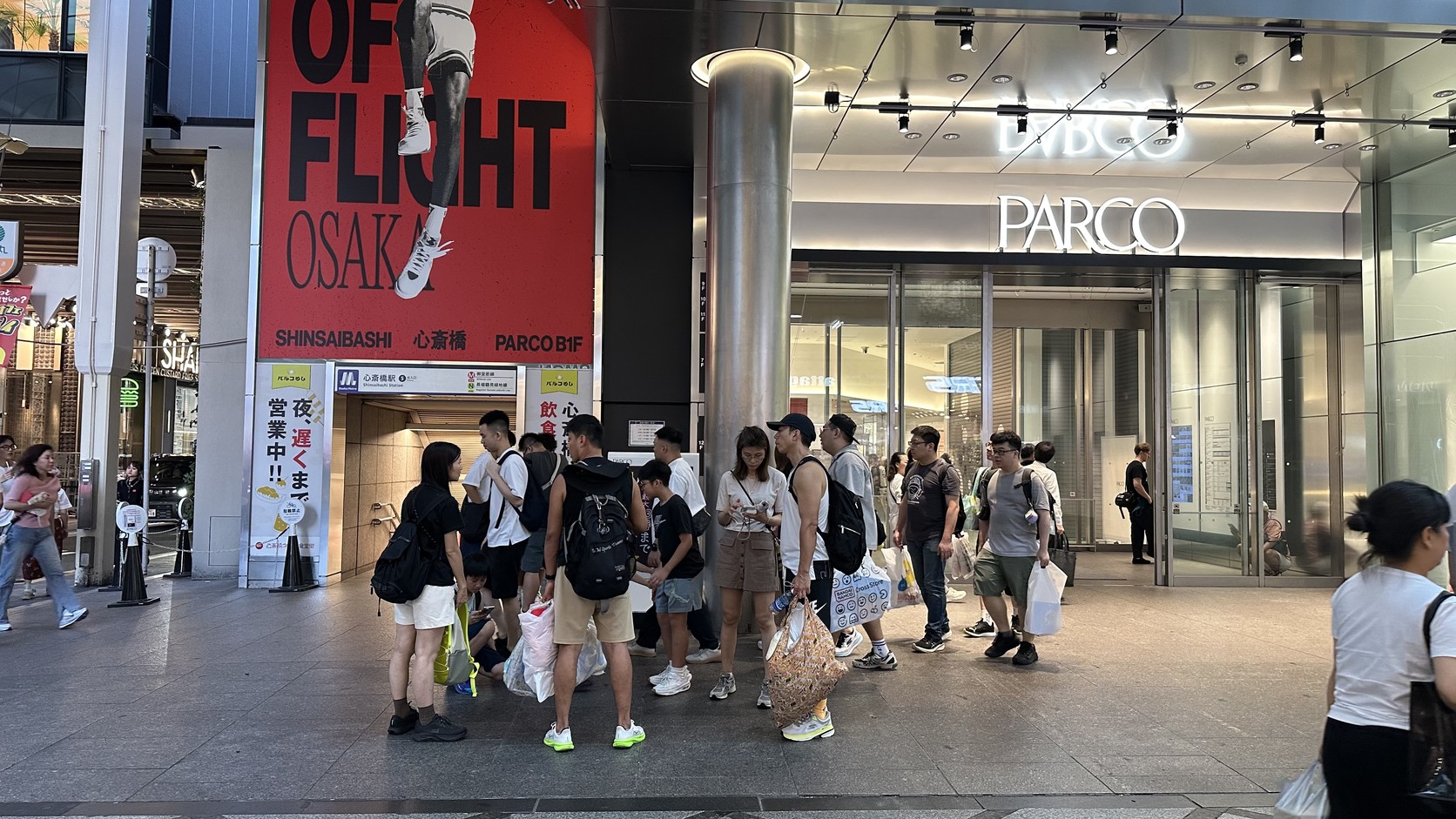 心齋橋PARCO入口前的人潮，旁邊就是心齋橋筋商店街