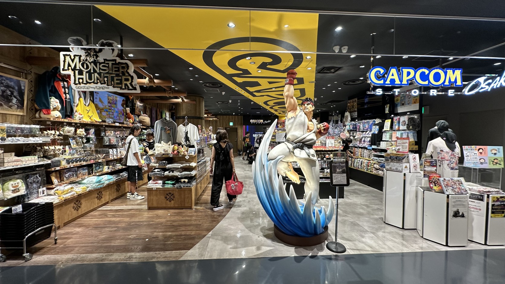 心齋橋PARCO 6樓的CAPCOM STORE OSAKA，入口有《快打旋風》隆的雕像與《魔物獵人》專區