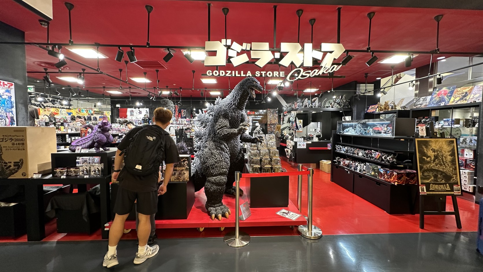 心齋橋PARCO 6樓的GODZILLA STORE Osaka，入口擺著大型哥吉拉模型