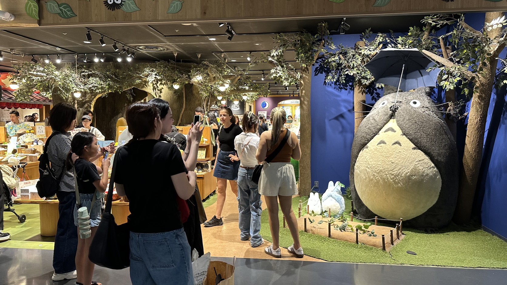 心齋橋PARCO 6樓的龍貓場景，龍貓撐著雨傘站在森林布景中