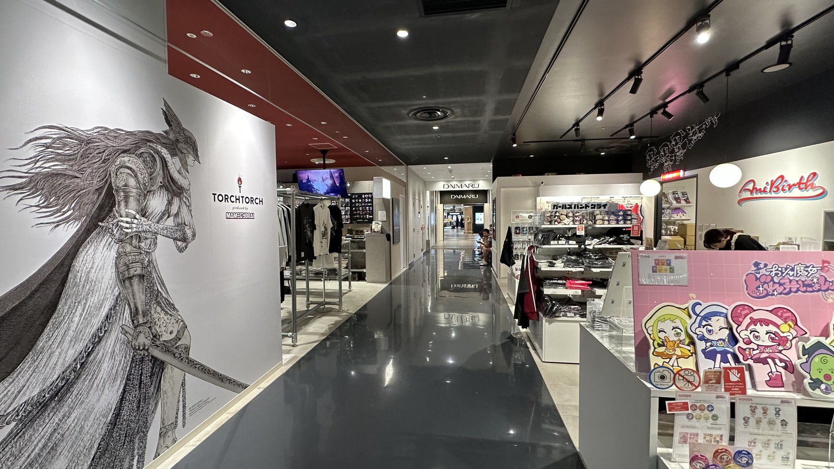 心齋橋PARCO 6樓的館內走廊，前方可看到通往大丸心齋橋店本館的DAIMARU標示