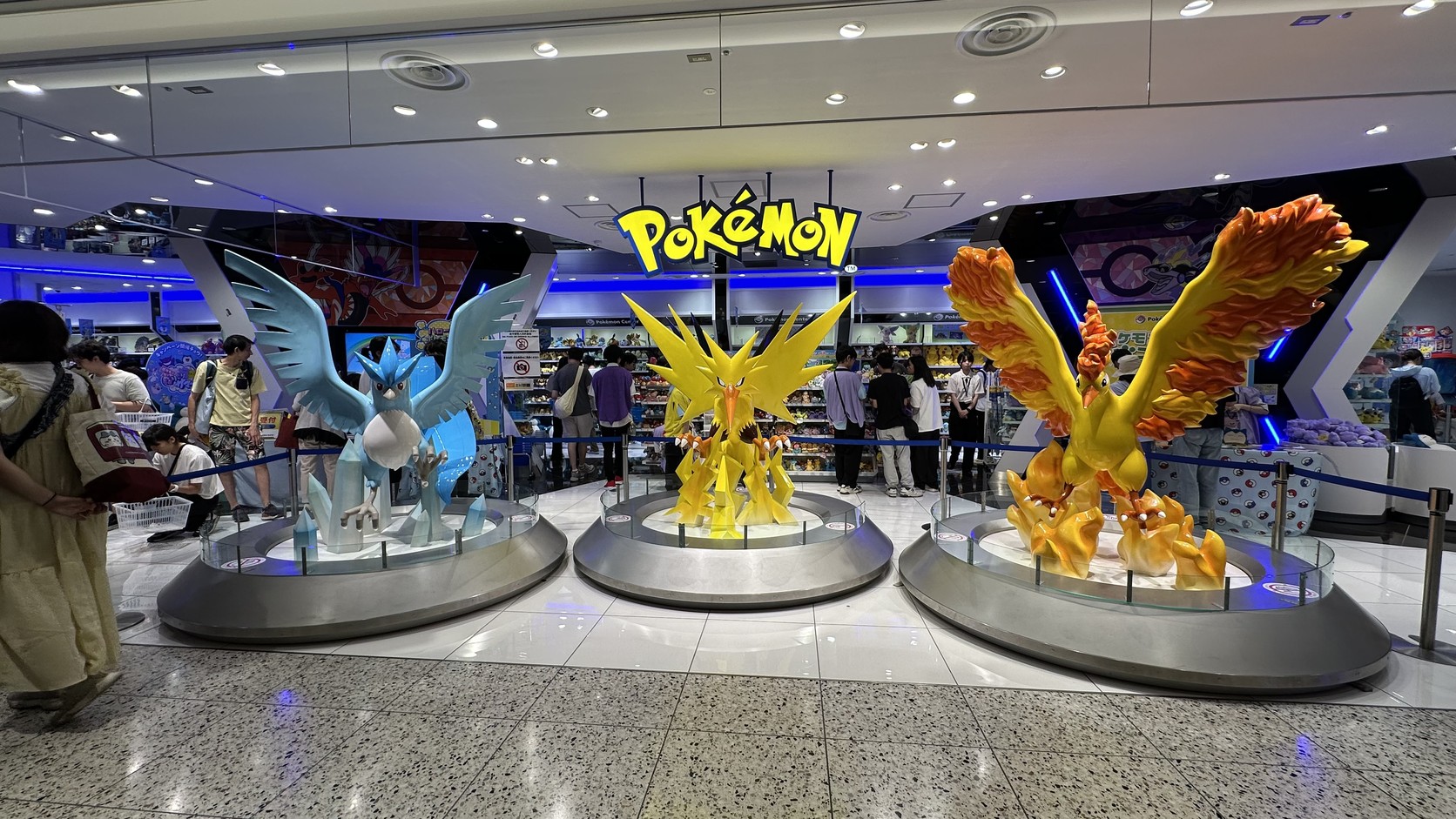 大丸心齋橋店本館9樓的Pokémon Center OSAKA DX入口，擺放急凍鳥、閃電鳥與火焰鳥的大型模型