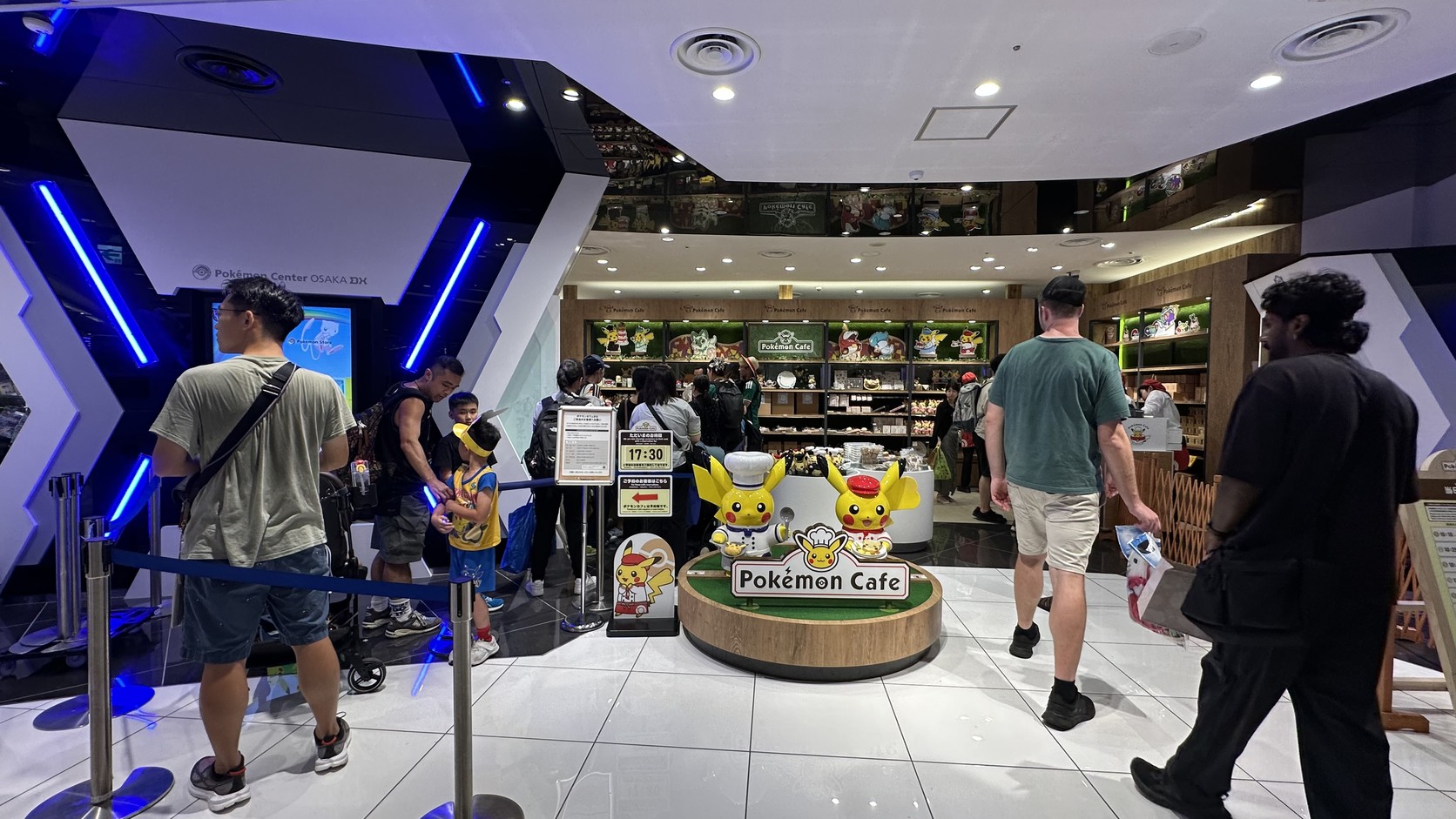 大丸心齋橋店本館9樓的Pokémon Café入口，皮卡丘穿著廚師服迎客