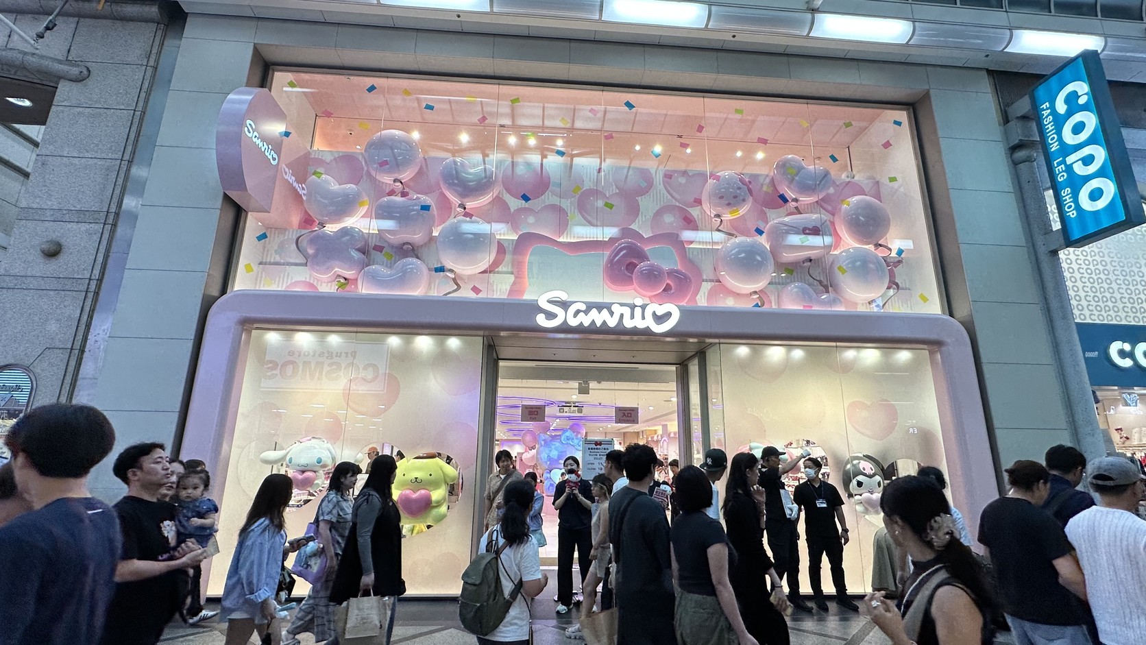心齋橋筋商店街的Sanrio店面，粉紅色櫥窗展示Hello Kitty等角色