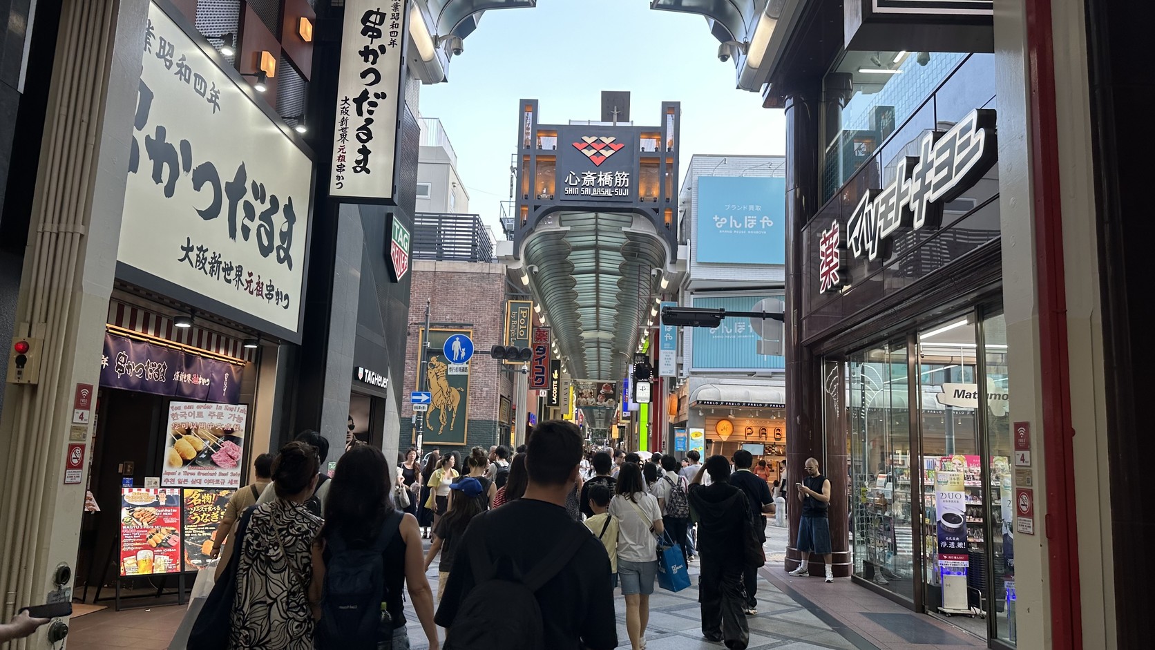 寫有「心斎橋筋」的拱門，商店街由此繼續往南延伸