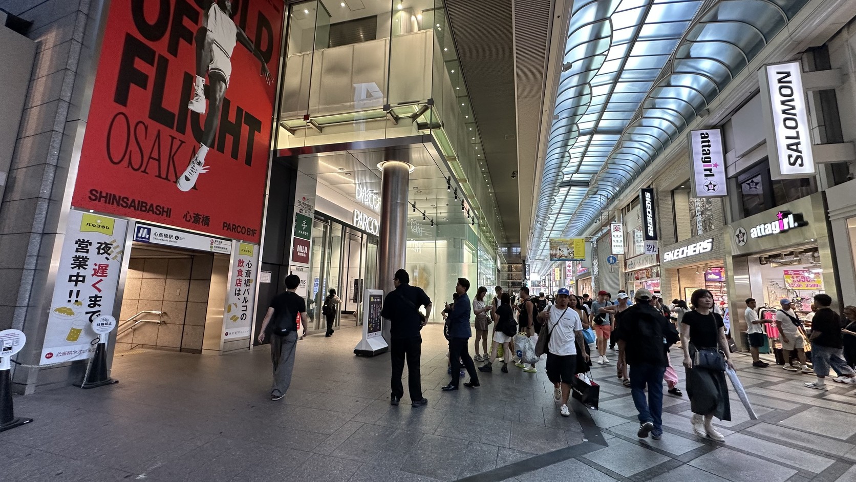 心齋橋PARCO入口旁與有棚蓋的商店街起點,從地鐵5號出口出站後的畫面