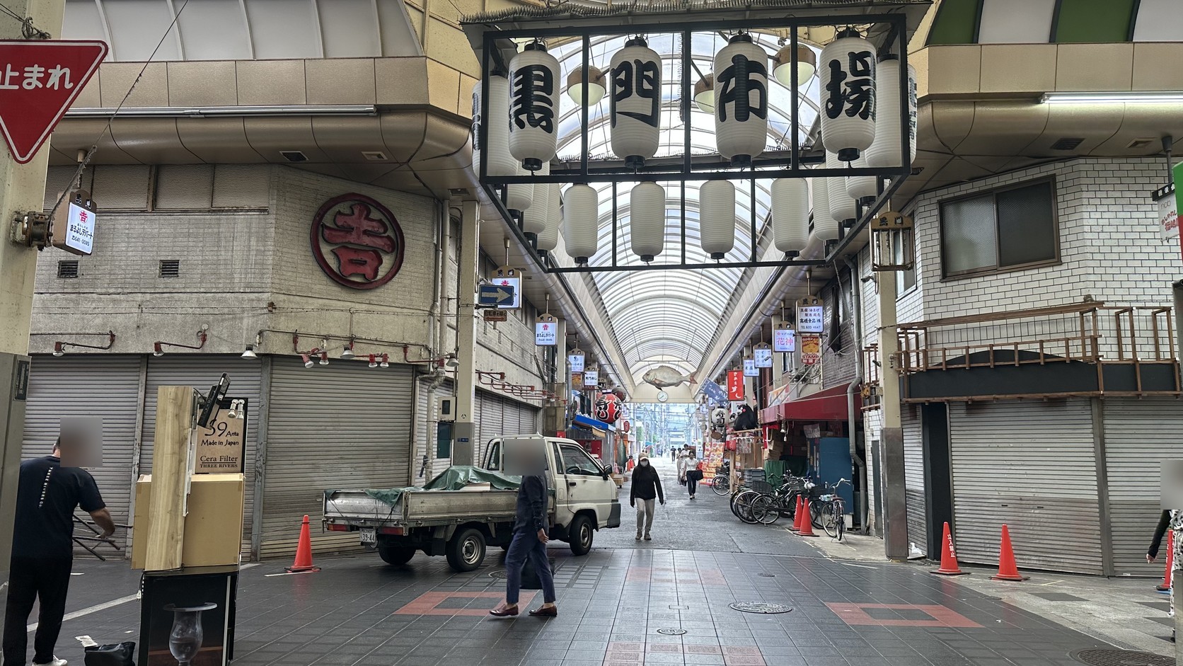 黑門市場門樓上掛著寫有「黑門市場」的白色燈籠，下方是有頂拱廊的入口