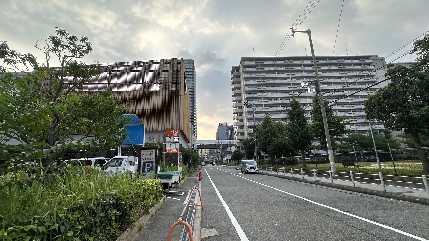 清晨的市場周邊街道，兩旁是住宅與公寓，路上行人很少