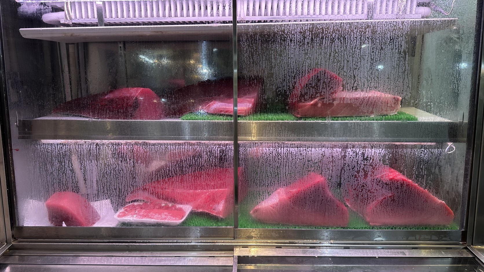 冷藏櫃裡擺放著成塊的鮪魚